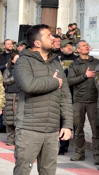 Владимир Зеленский на официальной церемонии поднятия флага Украины в освобождённом Херсоне 
