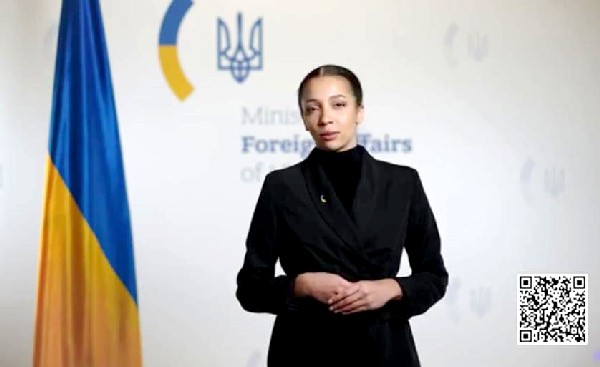 Кадр видео обращения виртуальной представительницы консульских услуг МИД Украины Виктории Ши (youtube.com.) Внизу размещён QR-код официальной страницы МИД с текстом соответствующего сообщения