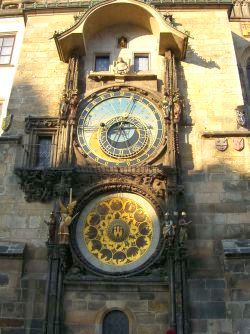 chasy-na-ratushnoj-plotshadi